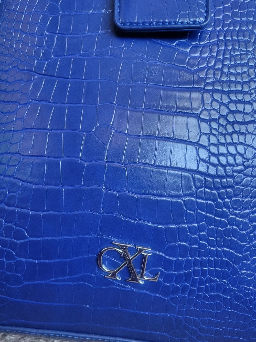 Cobalt blue tote bag with crocodile embossing and logo detail - Picture 6 of 16